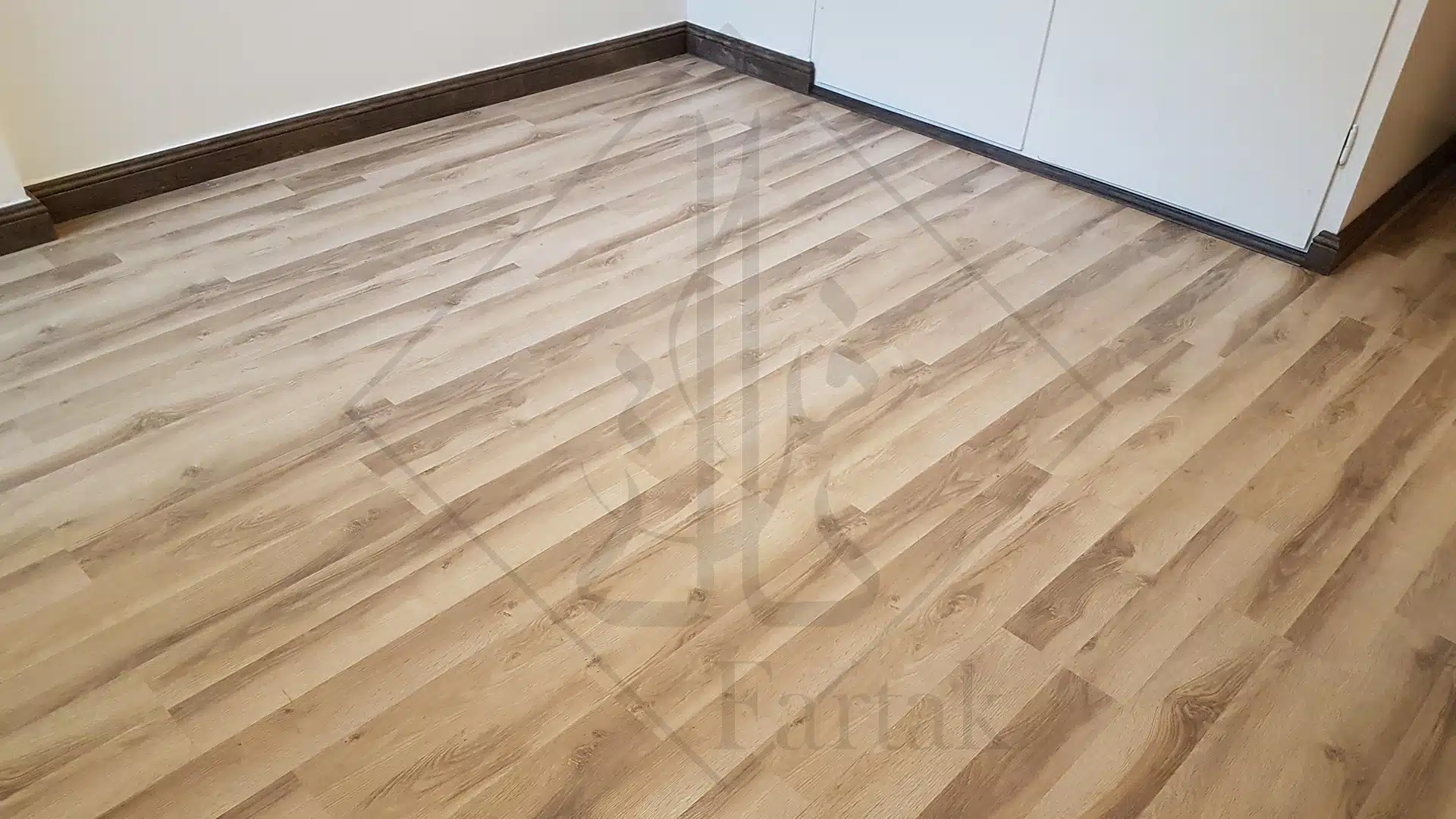 پروژه اجرای پارکت لمینت و قرنیز