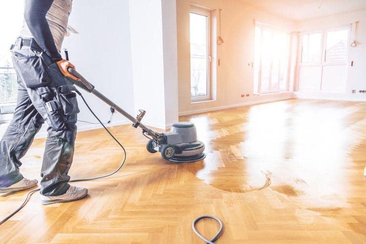جارو کردن سطح پارکت لمینت