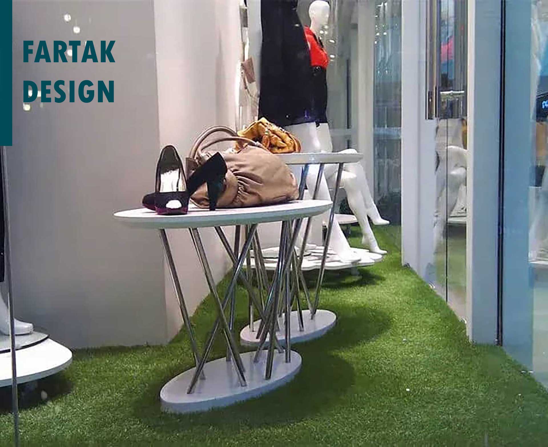 طراحی زیبای ویترین مغازه با چمن مصنوعی