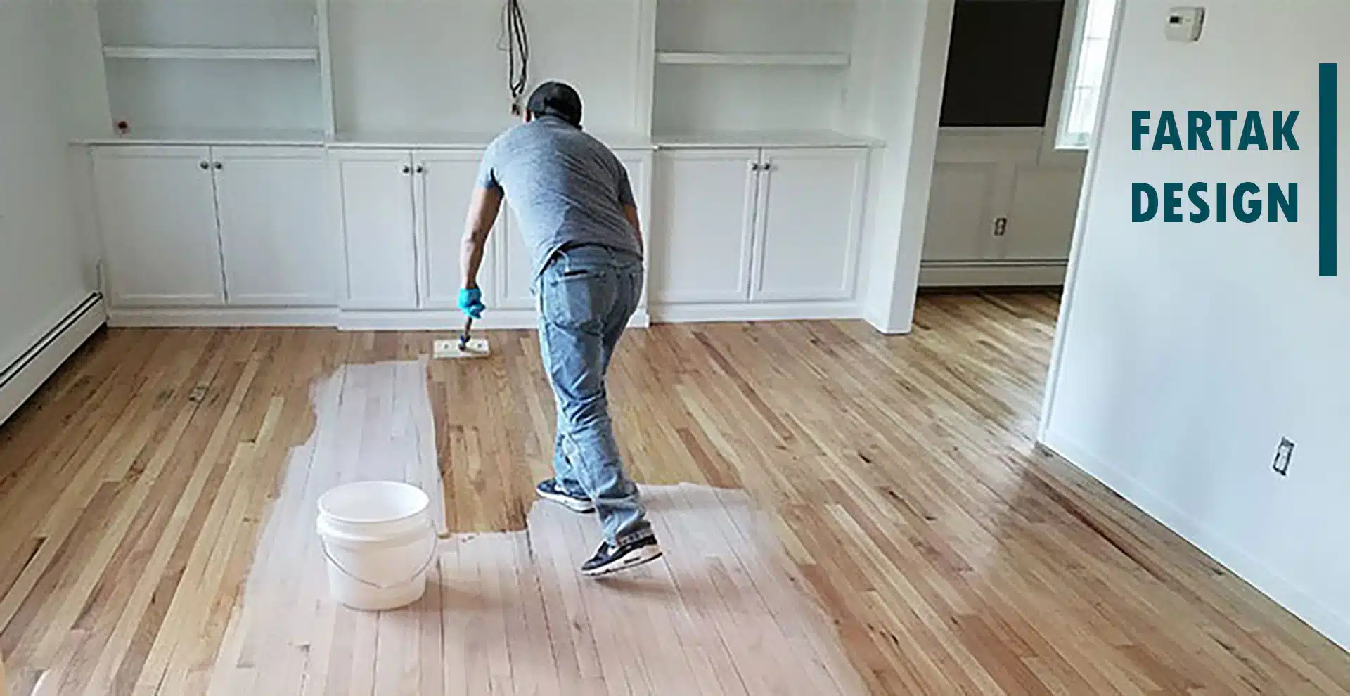 cleaningparquet1 راهنمای کامل تمیز کردن پارکت لمینت و چوبی | روش شستشو، لکه‌بری و براق کردن