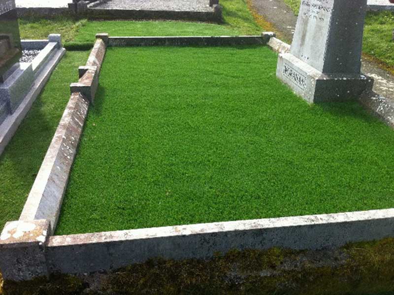 چمن مصنوعی دور سنگ مزار